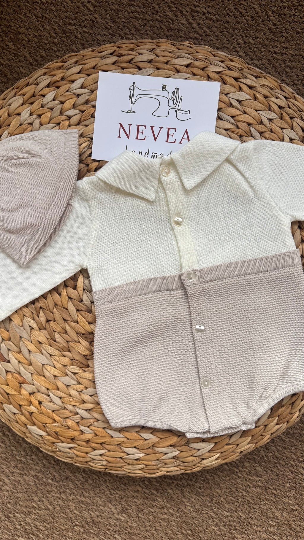 Pagliaccetto con bottoncino in madreperla